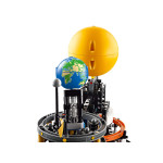 Конструктор LEGO Technic Планета Земля і Місяць на орбіті (42179).